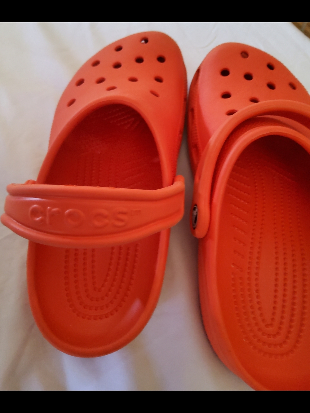 CROCS Classic Clog in Orange SZ. M/6 W/8